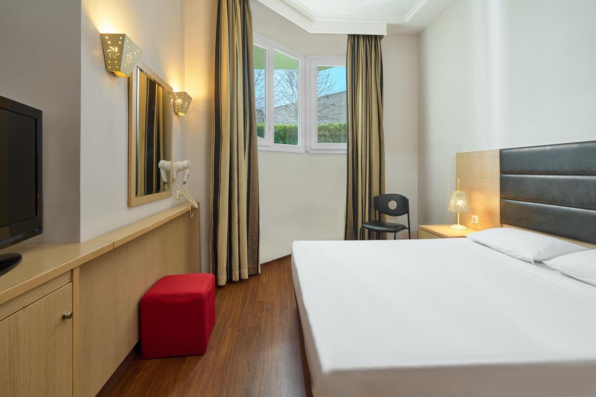 Iris Hotel Thermi Bagian luar foto