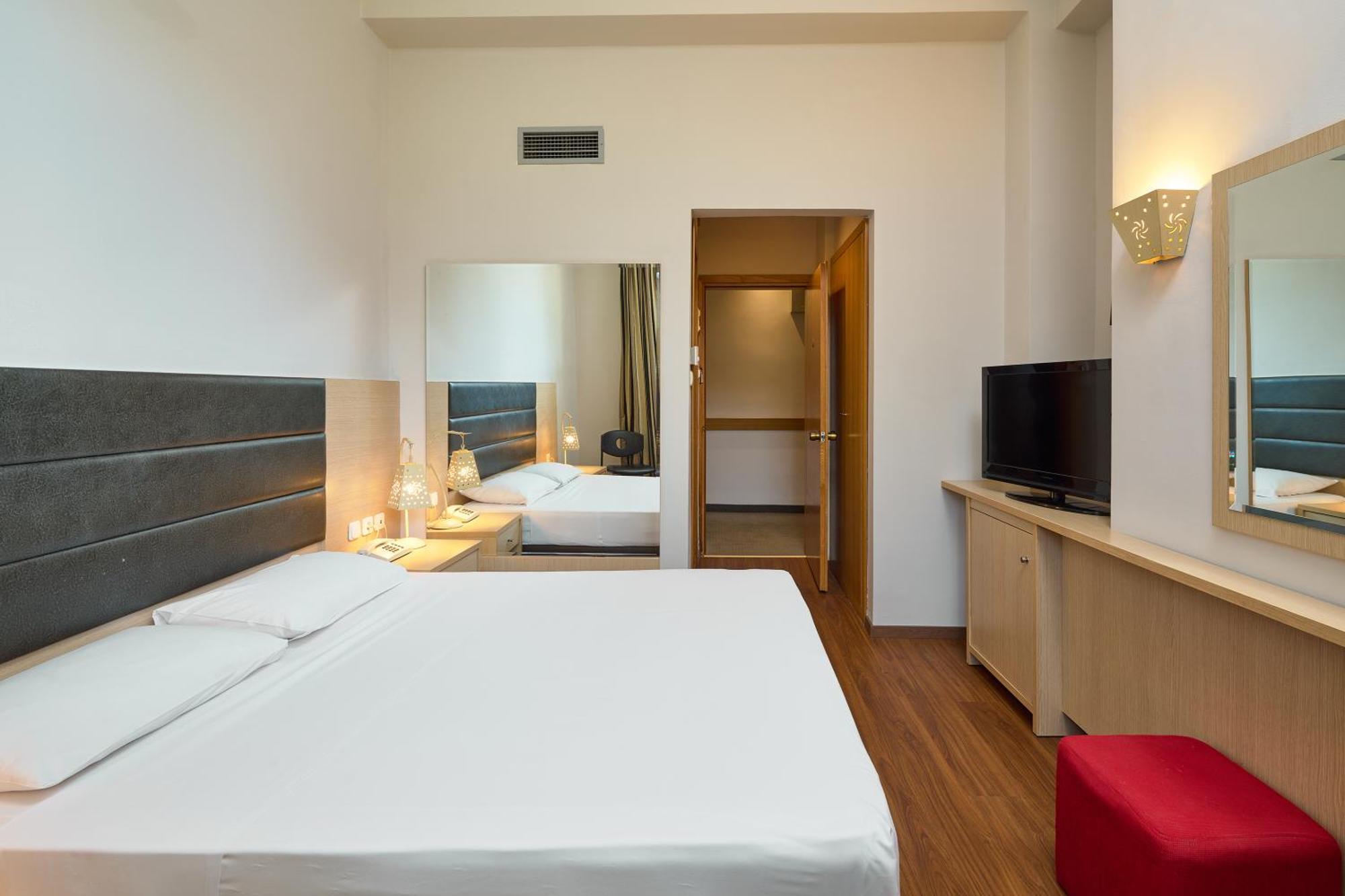 Iris Hotel Thermi Bagian luar foto