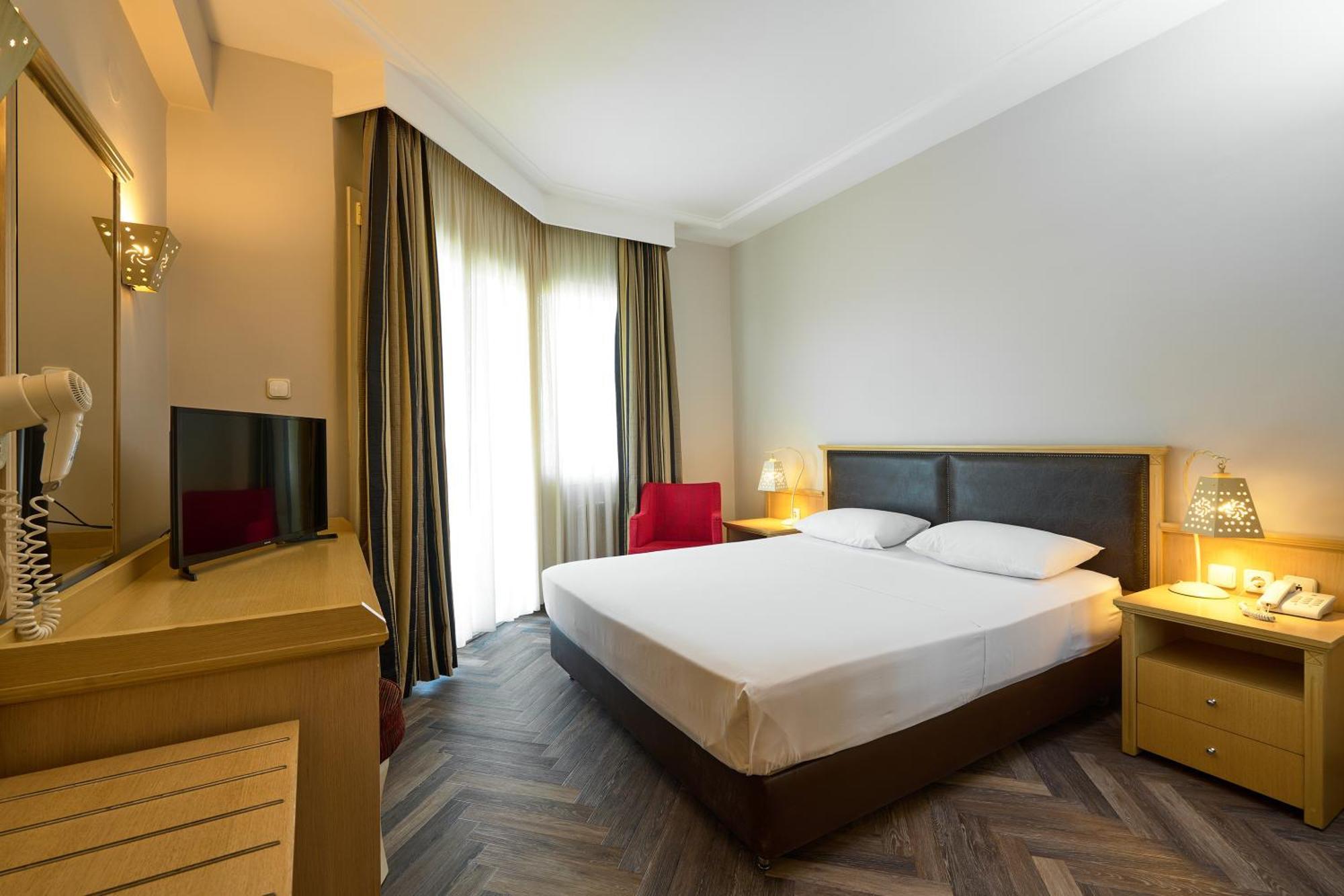 Iris Hotel Thermi Bagian luar foto