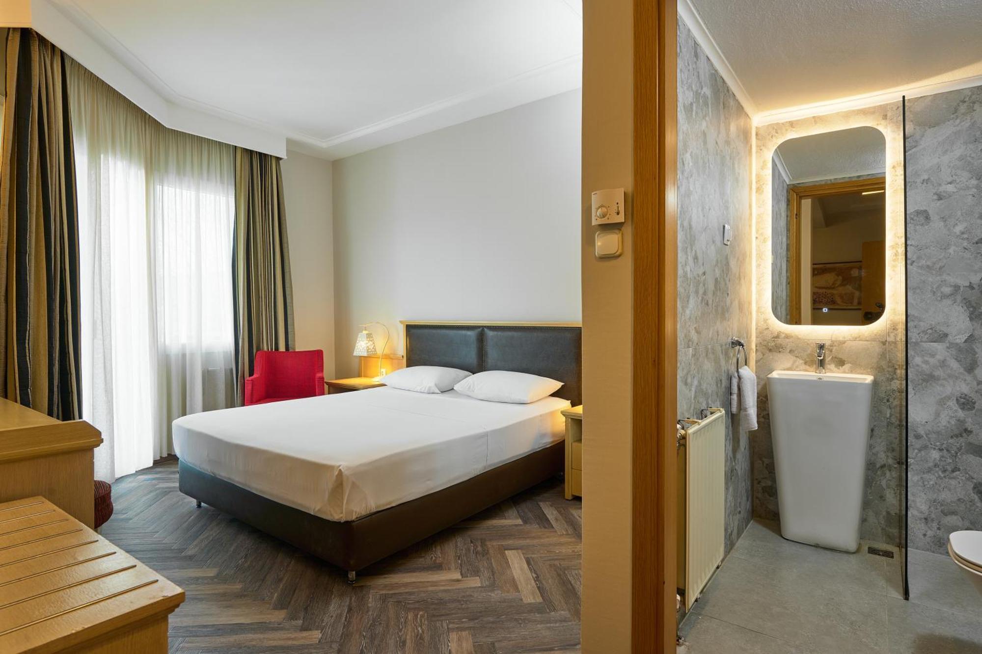 Iris Hotel Thermi Bagian luar foto