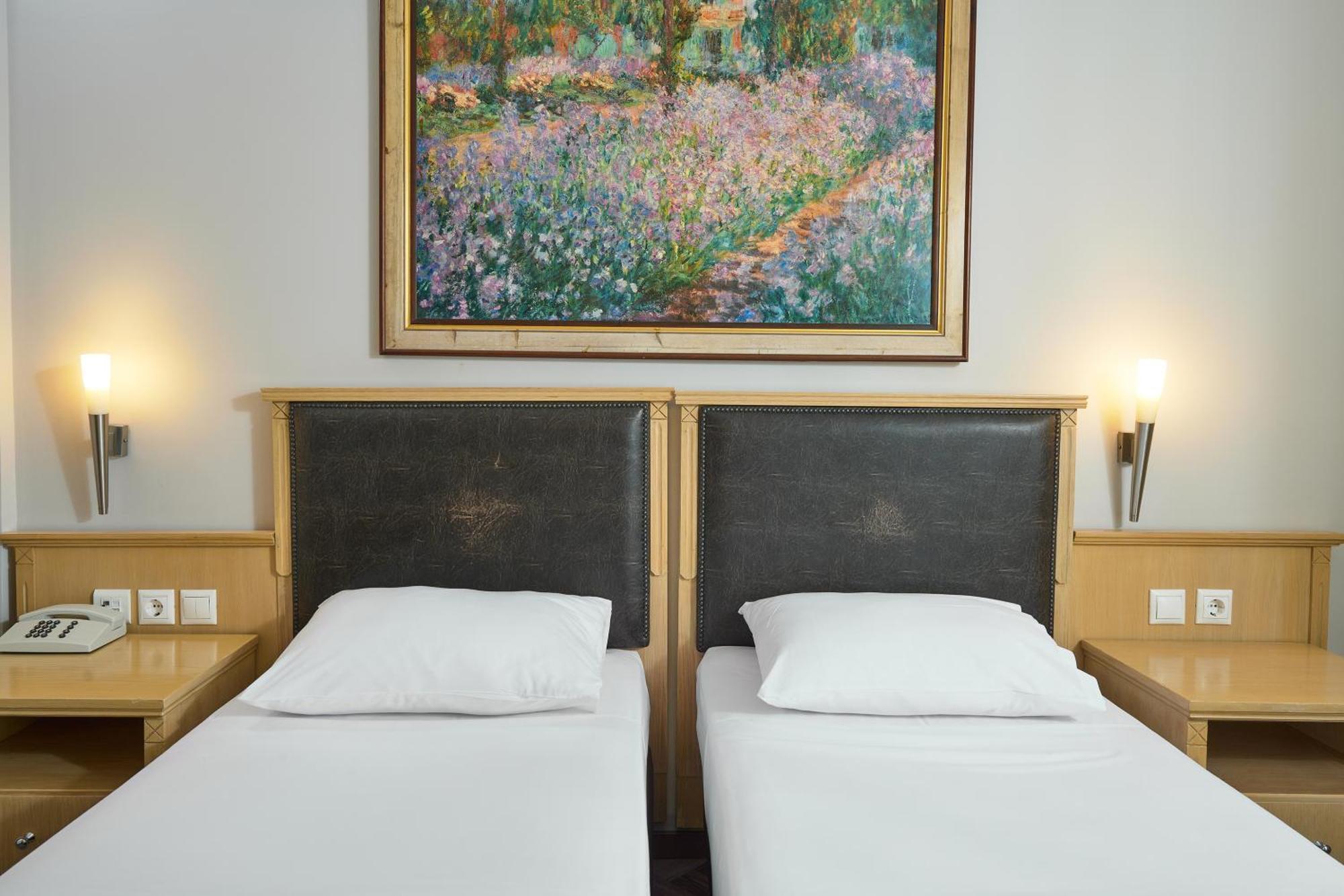 Iris Hotel Thermi Bagian luar foto