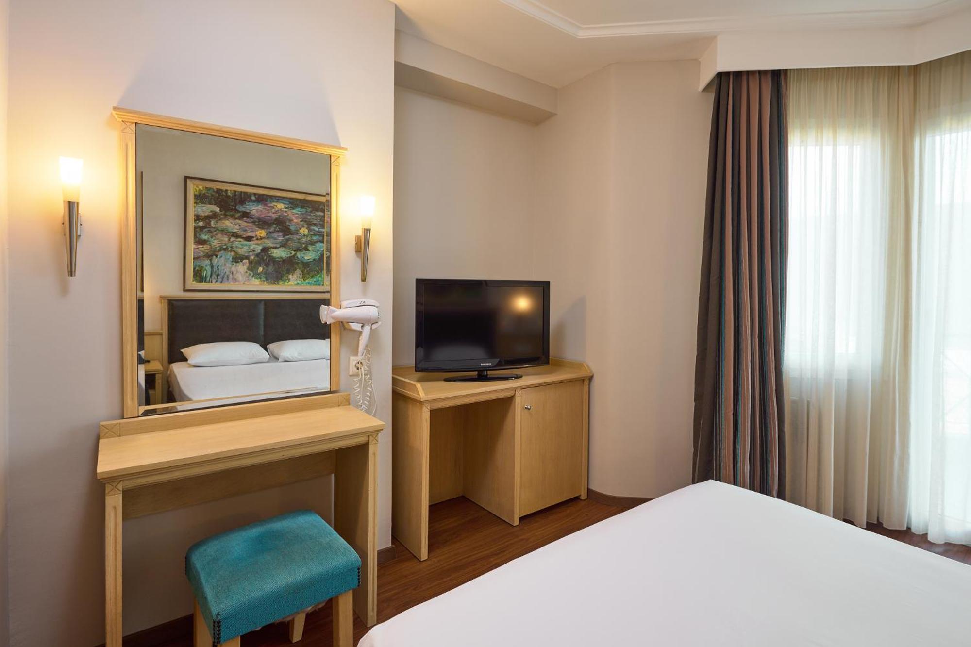 Iris Hotel Thermi Bagian luar foto