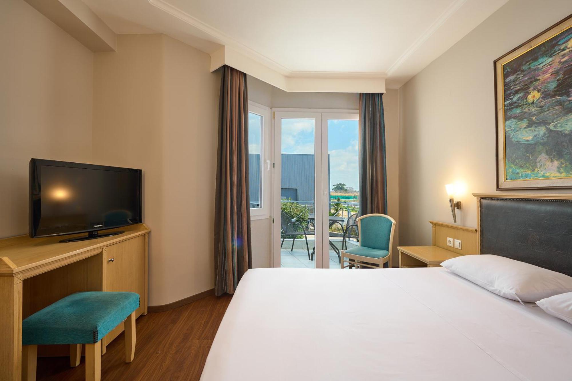 Iris Hotel Thermi Bagian luar foto