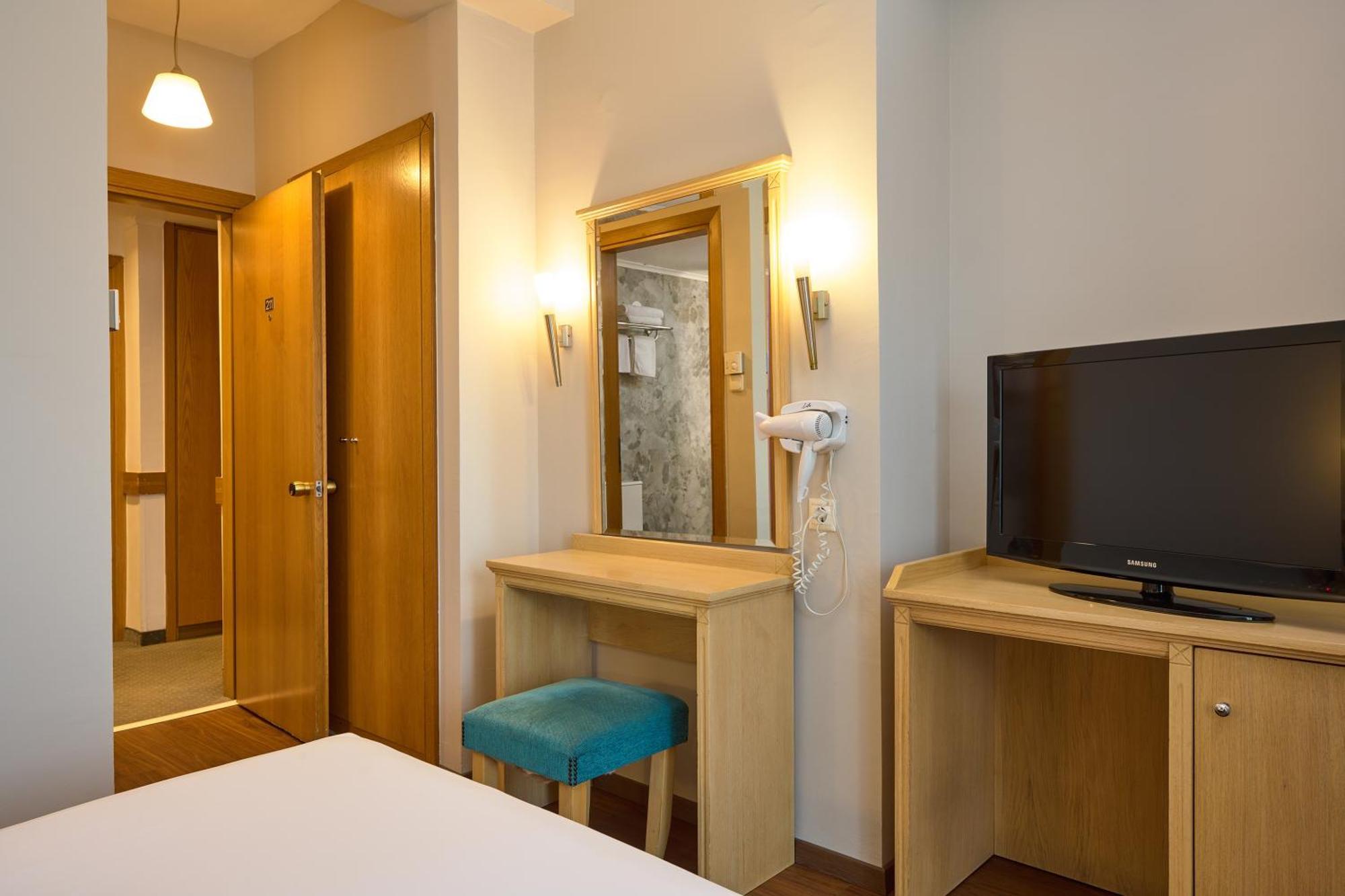 Iris Hotel Thermi Bagian luar foto
