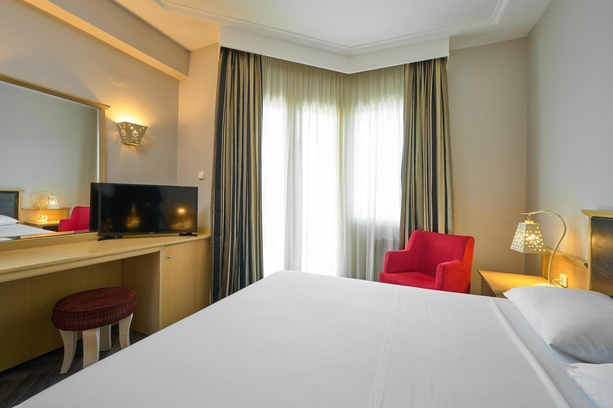 Iris Hotel Thermi Bagian luar foto